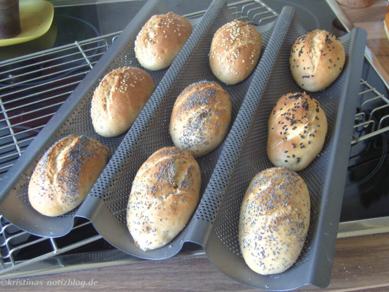 Frisch aus dem Ofen: Dinkel-Walnuss-Brötchen