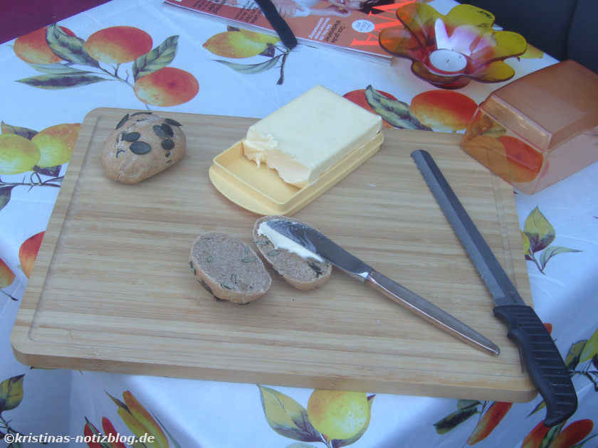 Aufgeschnittene Kürbiskern-Brötchen