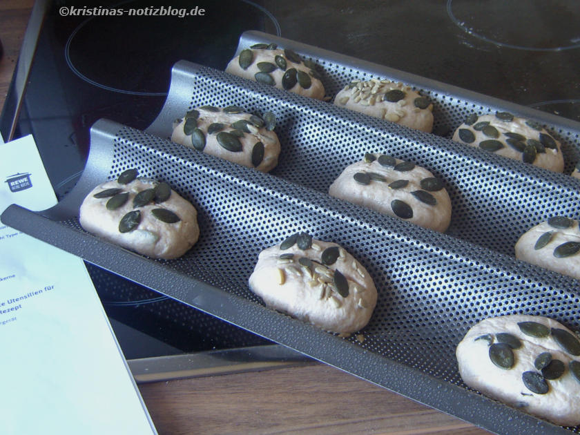 Kürbiskern-Baguettebrötchen vor dem Backen