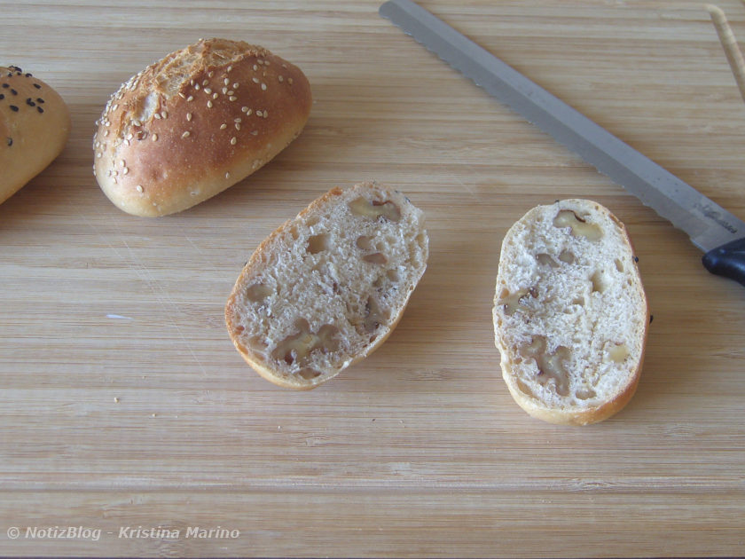 Aufgeschnittene Walnuss-Dinkel-Brötchen