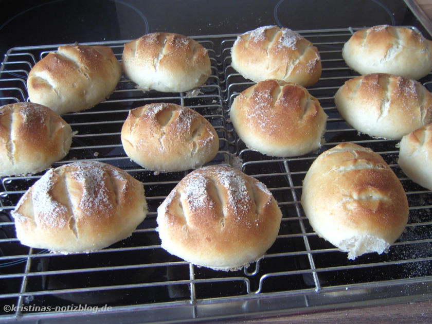 Fertig gebackene Zitronenweckerl