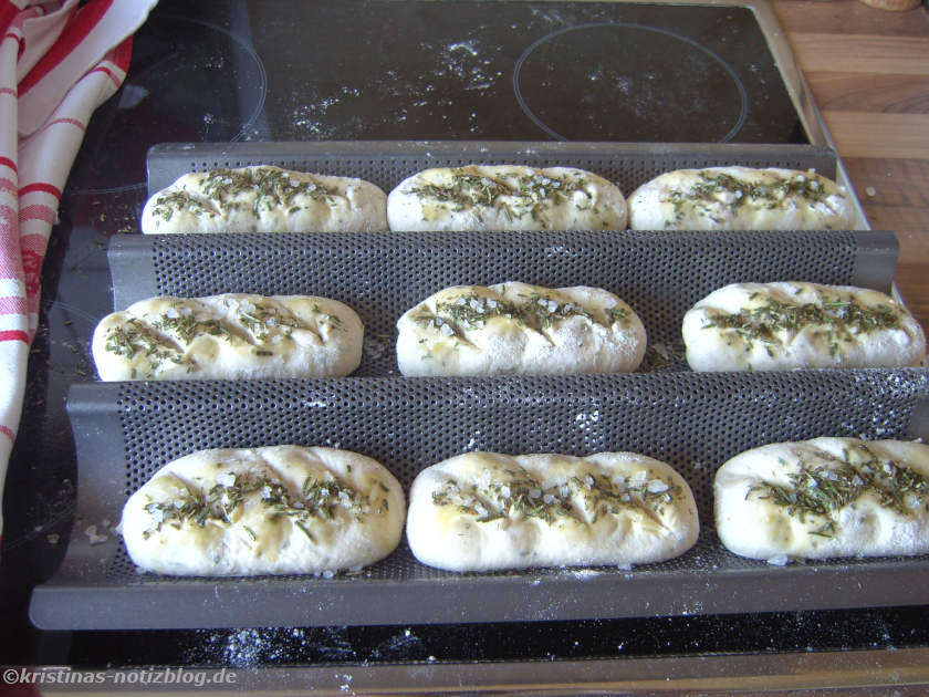 Mediterrane Mini Baguettes vor dem BAcken