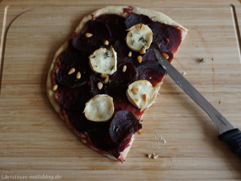 Flammkuchen mit Roter Bete und Ziegenkäse