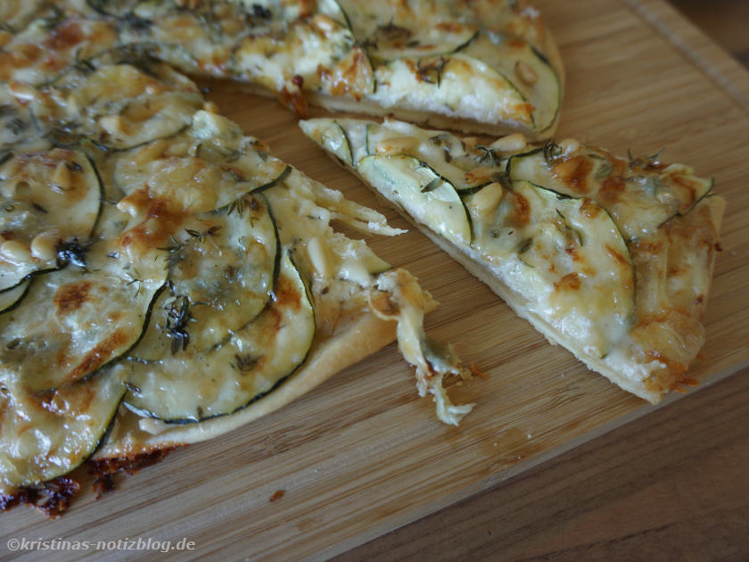 Flammkuchen mit Zucchini und Gorgonzola