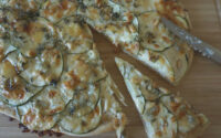 Flammkuchen mit Zucchini und Gorgonzola