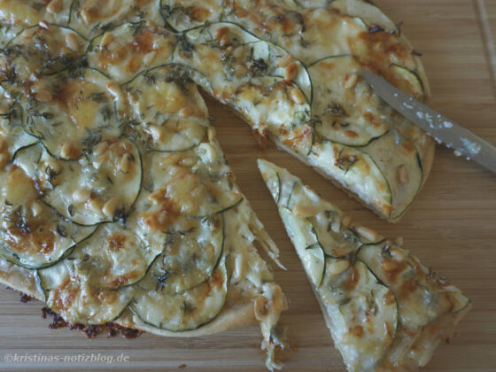 Flammkuchen mit Zucchini und Gorgonzola