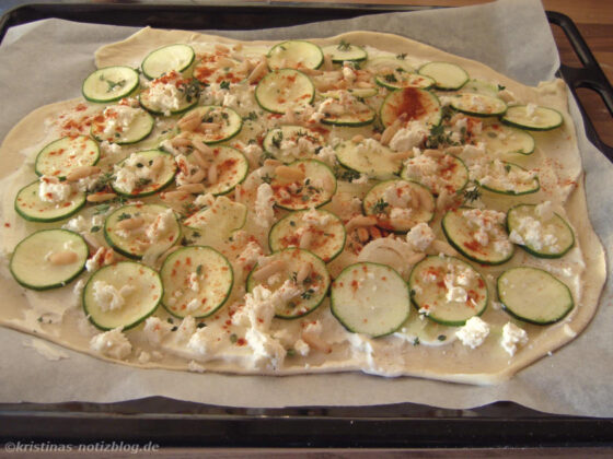 Flammkuchen mit Zucchini vor dem Backen