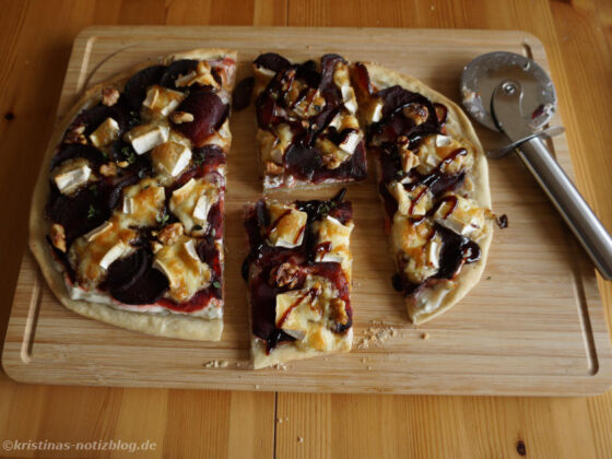 Flammkuchen mit Roter Bete und Camembert servierfertig