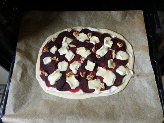 Flammkuchen mit Roter Bete vor dem Backen