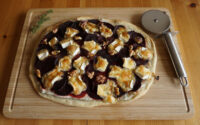 Flammkuchen mit Roter Bete und Camembert