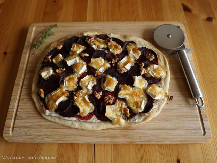 Flammkuchen mit Roter Bete und Camembert