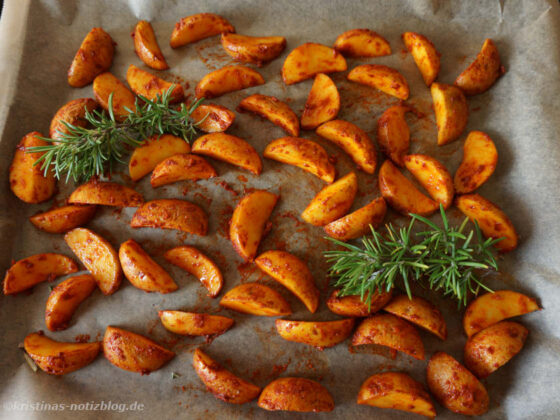 Kartoffel Wedges auf dem Backblech