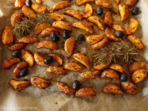 Kartoffel Wedges mit schwarzen Oliven