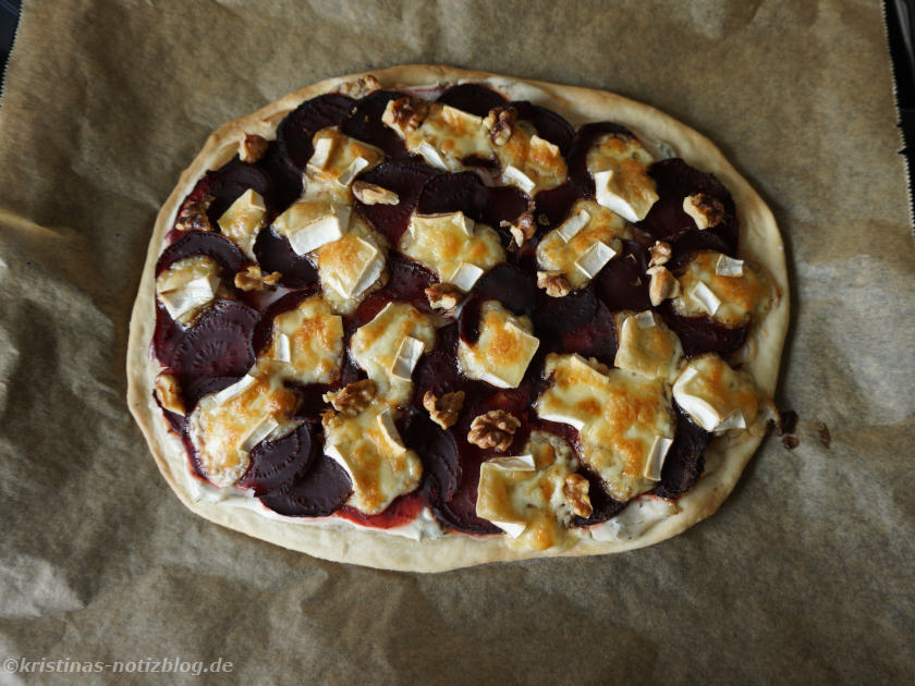 Flammkuchen mit Roter Bete nach dem Backen