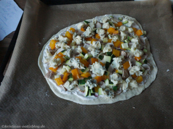 Flammkuchen mit Champignons vor dem Backen