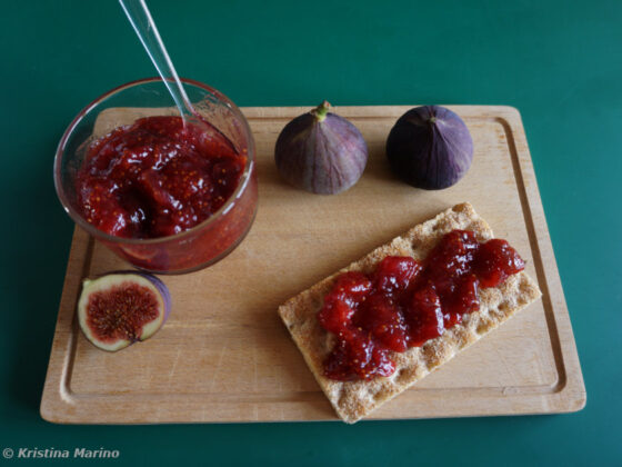 Brot mit Feigenmarmelade