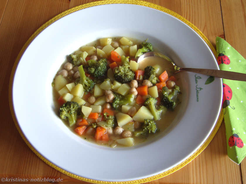 Sommerliche Gemüsesuppe mit Kichererbsen - Kristinas NotizBlog