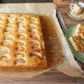 Rhabarberkuchen anschneiden