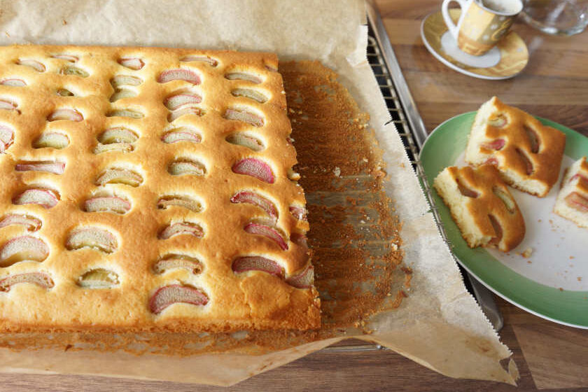 Rhabarberkuchen anschneiden