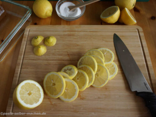 Zitronen in Scheiben schneiden