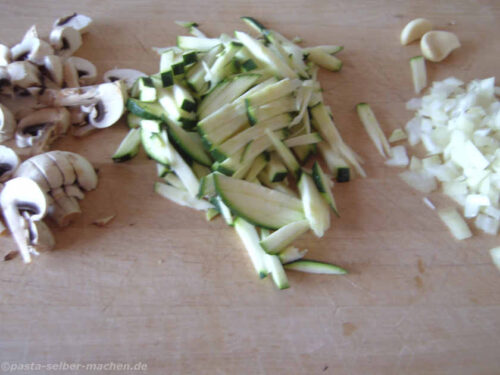 Zucchini und Champignons schneiden