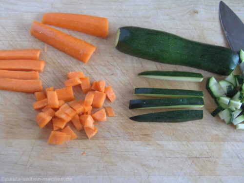 Karotten und Zucchini schneiden