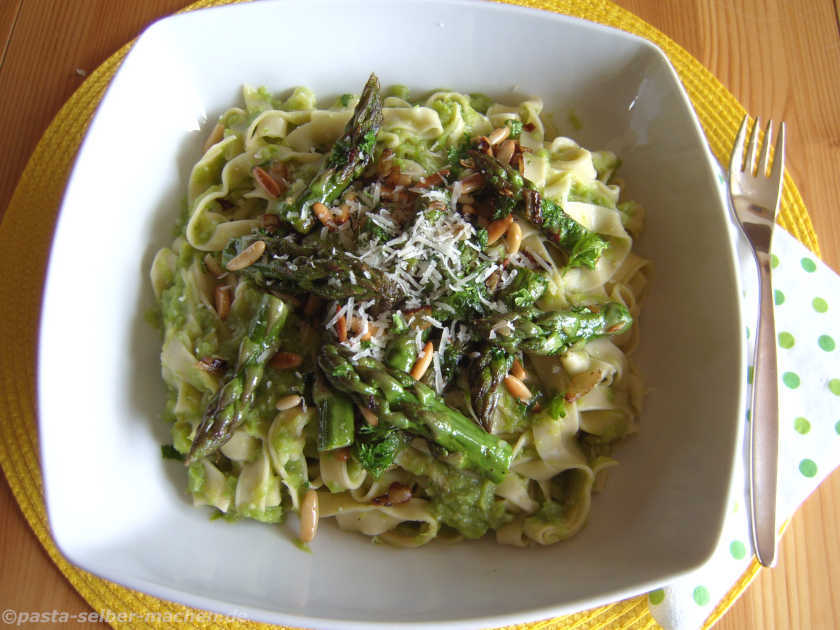 Pasta mit grünem Spargelpesto