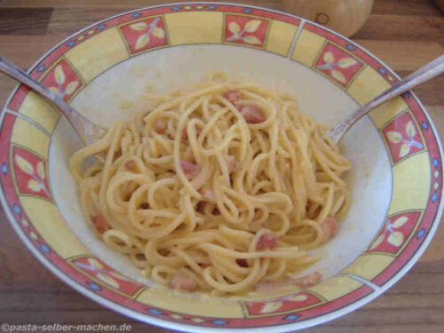 Ei unter die Spaghetti rühren