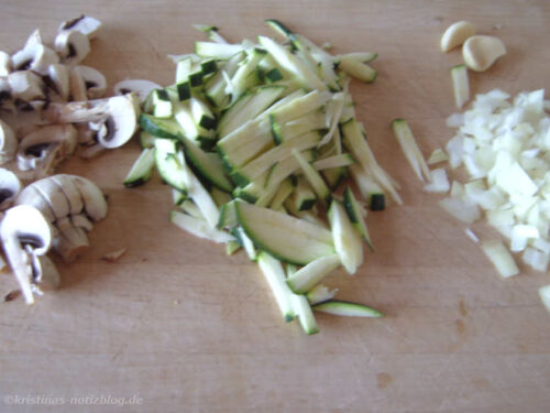 Zucchini und Champignons schneiden