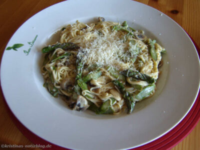 Pasta mit Spargel in Zitronensauce