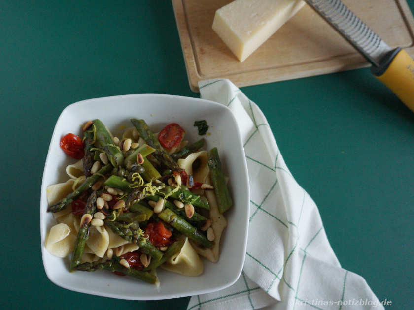 Pasta mit Spargel, Pinienkernen und Tomaten
