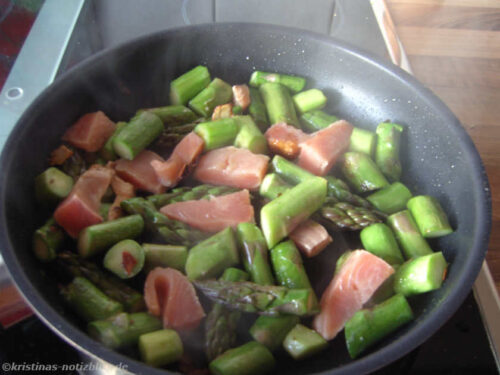 Spargel und Lachs braten