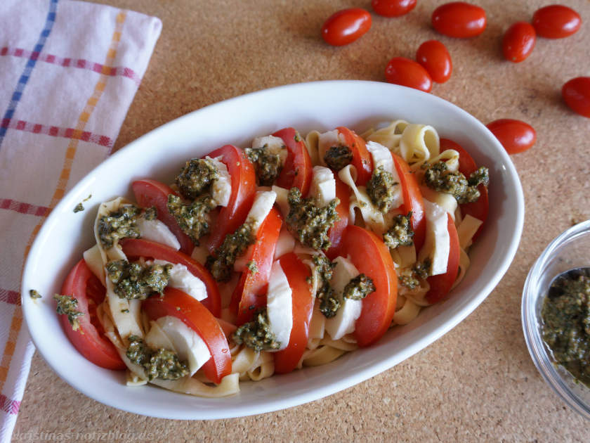 Tomaten-Mozzarella-Gratin vor dem Backen