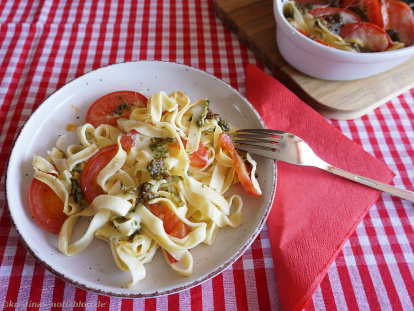 Teller mit Tomaten-Mozzarella-Gratin