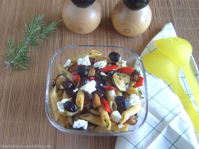 Nudelsalat mit Auberginen und Schafskäse