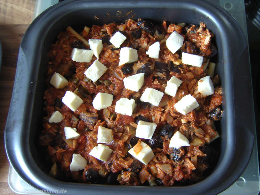 Nudelauflauf mit Auberginen vor dem Backen