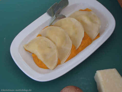 Teller mit Ravioli mit Kürbissauce