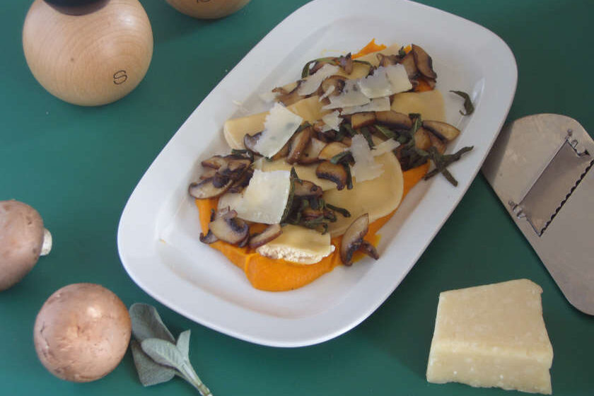 Ravioli mit Kürbissauce servierfertig
