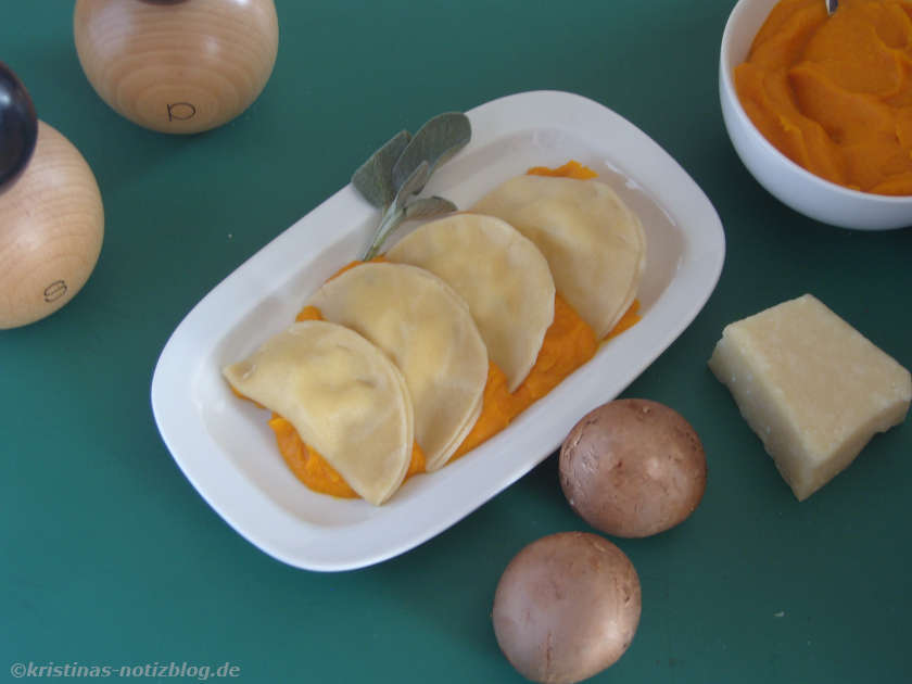 Ravioli mit Kürbissauce anrichten