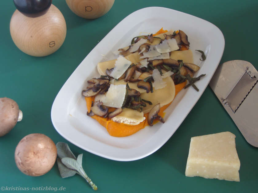 Ravioli mit Kürbissauce servierfertig