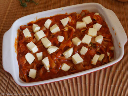 Nudelauflauf mit Austernpilzen vor dem Backen