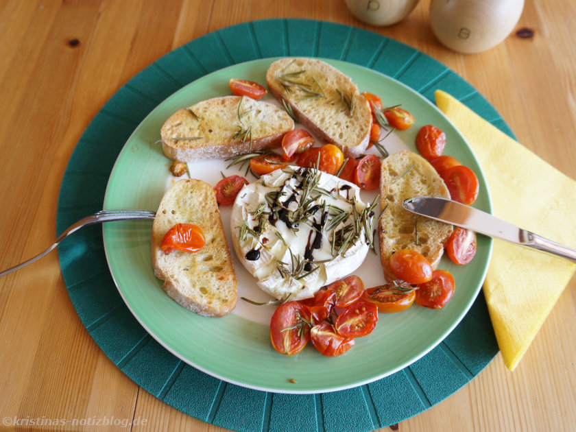 Cremiger gebackener Camembert mit Tomaten
