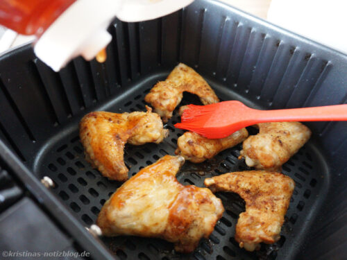 Hähnchenflügel mit Sauce Bestreichen