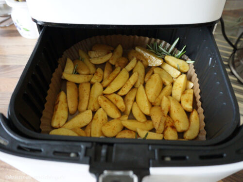 Zum Backen vorbereitete Kartoffelspalten