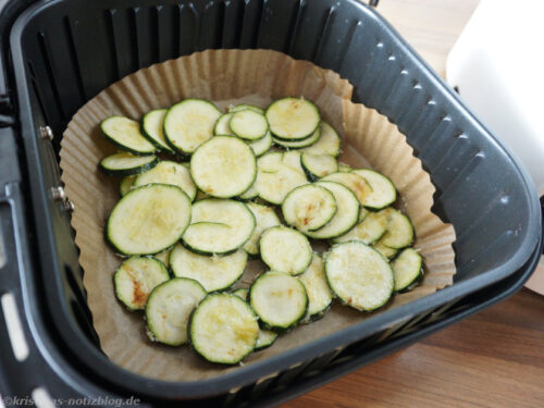 Rohe gewürzte Zucchini