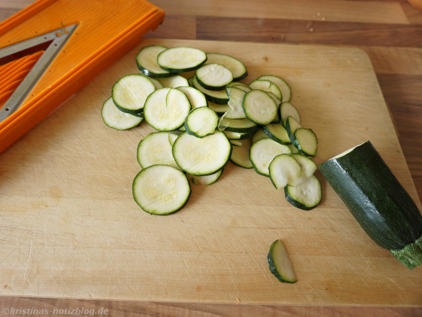 Zucchini in Scheiben schneiden oder hobeln