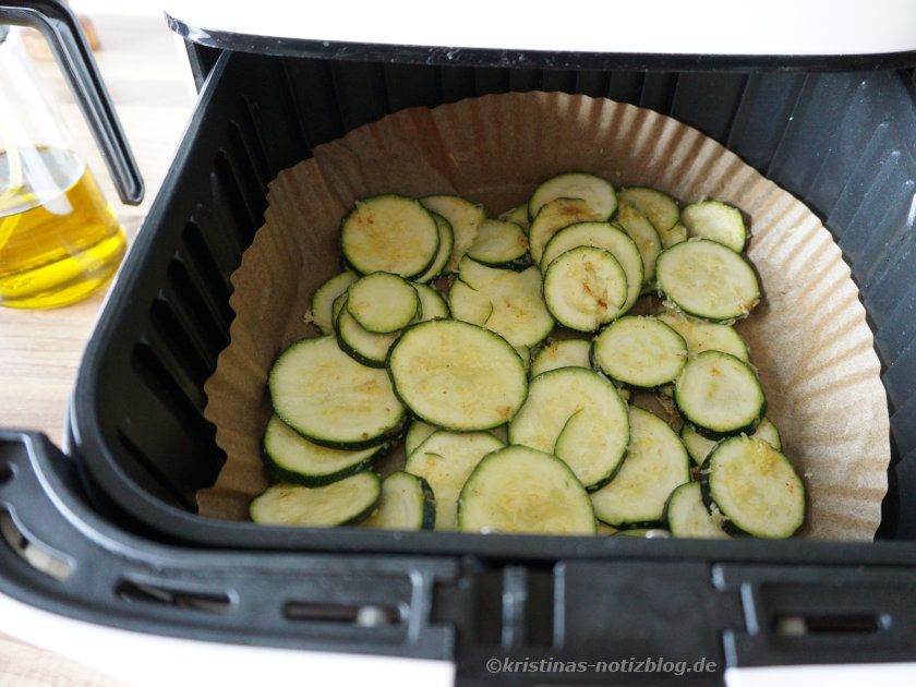 Zum Backen vorbereitete Zucchini